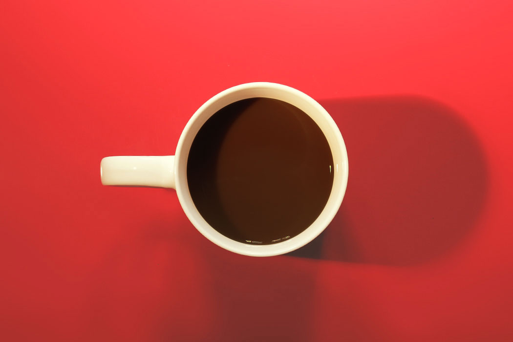 tasse de café sur fond rouge